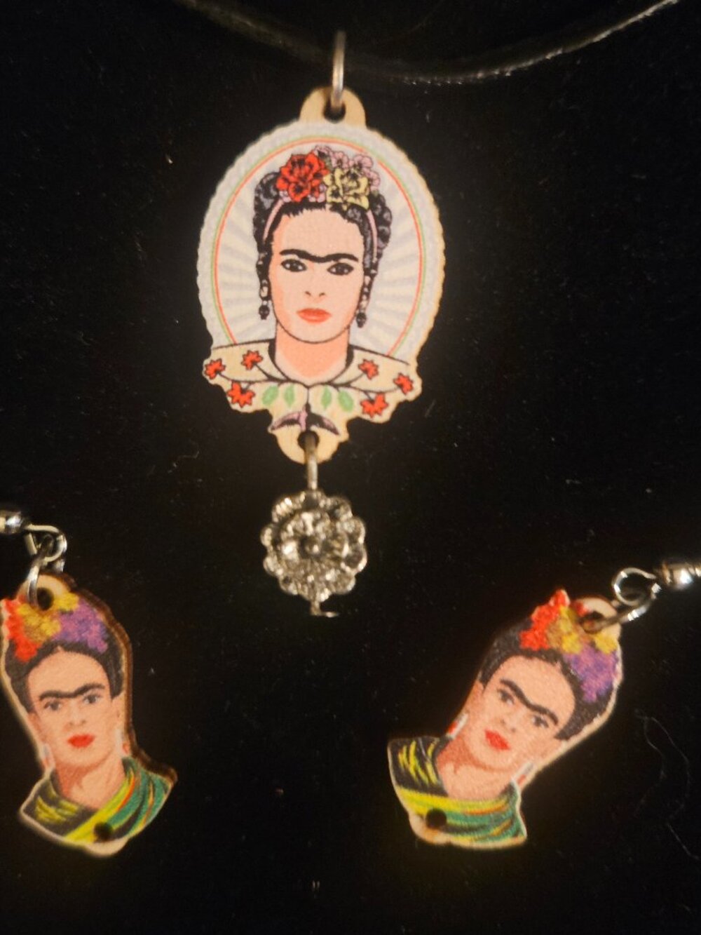 World Famous Frida Kahlo Pendant 18 In Black Cord Necklace w Matching Earrings!
